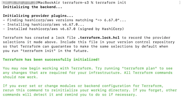 terraform initの実行結果。hashicorp/aws v6.67.0がインストールされ、Terraform has been successfully initialized!と表示されている