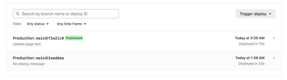 Deploys画面。Update page textのコミットによる新しい本番デプロイがPublishedとして一覧の先頭に追加されている
