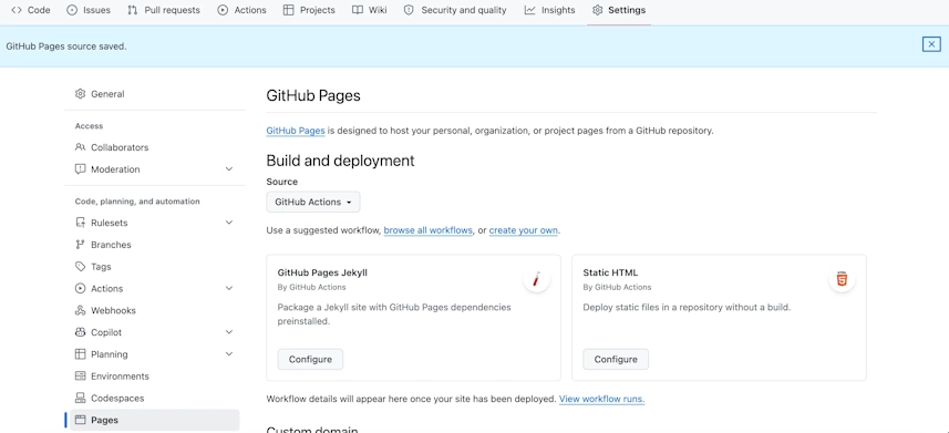 SettingsタブのPages設定画面。Build and deploymentのSourceでGitHub Actionsを選択した状態